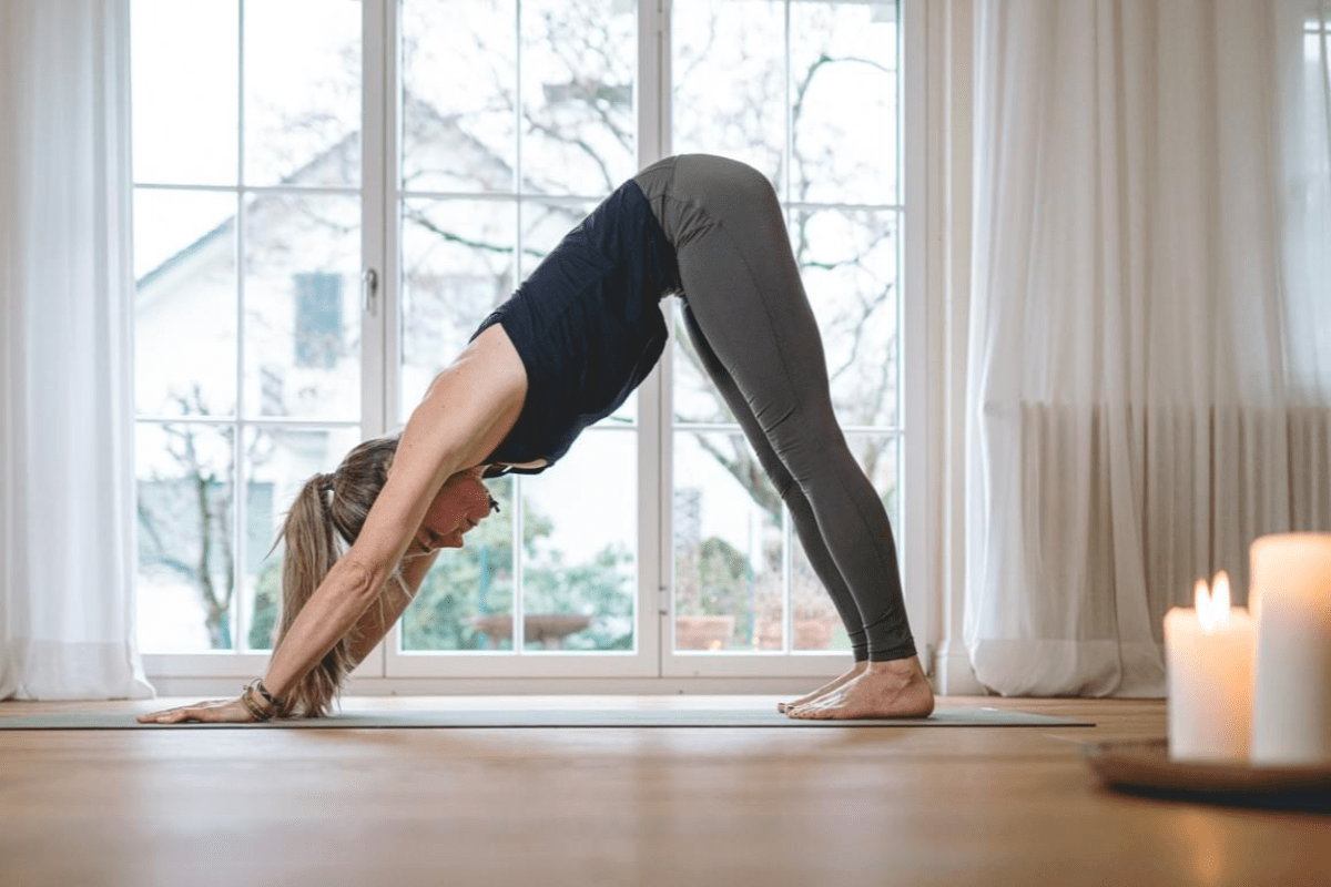 Hatha Yoga mit Conny im YOGA reallife-Studio in Rapperswil-Jona für die Förderung deiner holistischen Gesundheit.