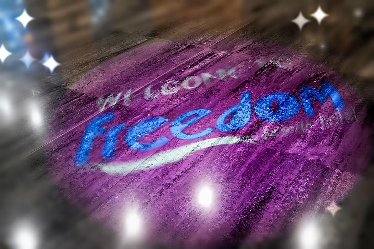 ロビーの床面に映し出されたFreedomロゴの光