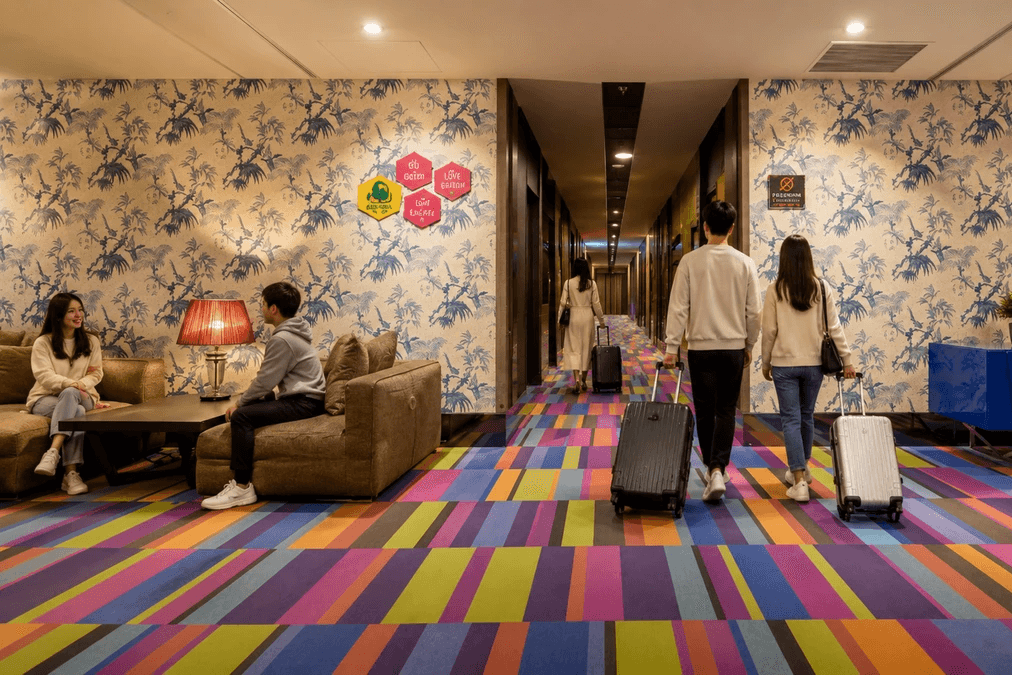 客室階のカラフルな廊下と館内フロア案内