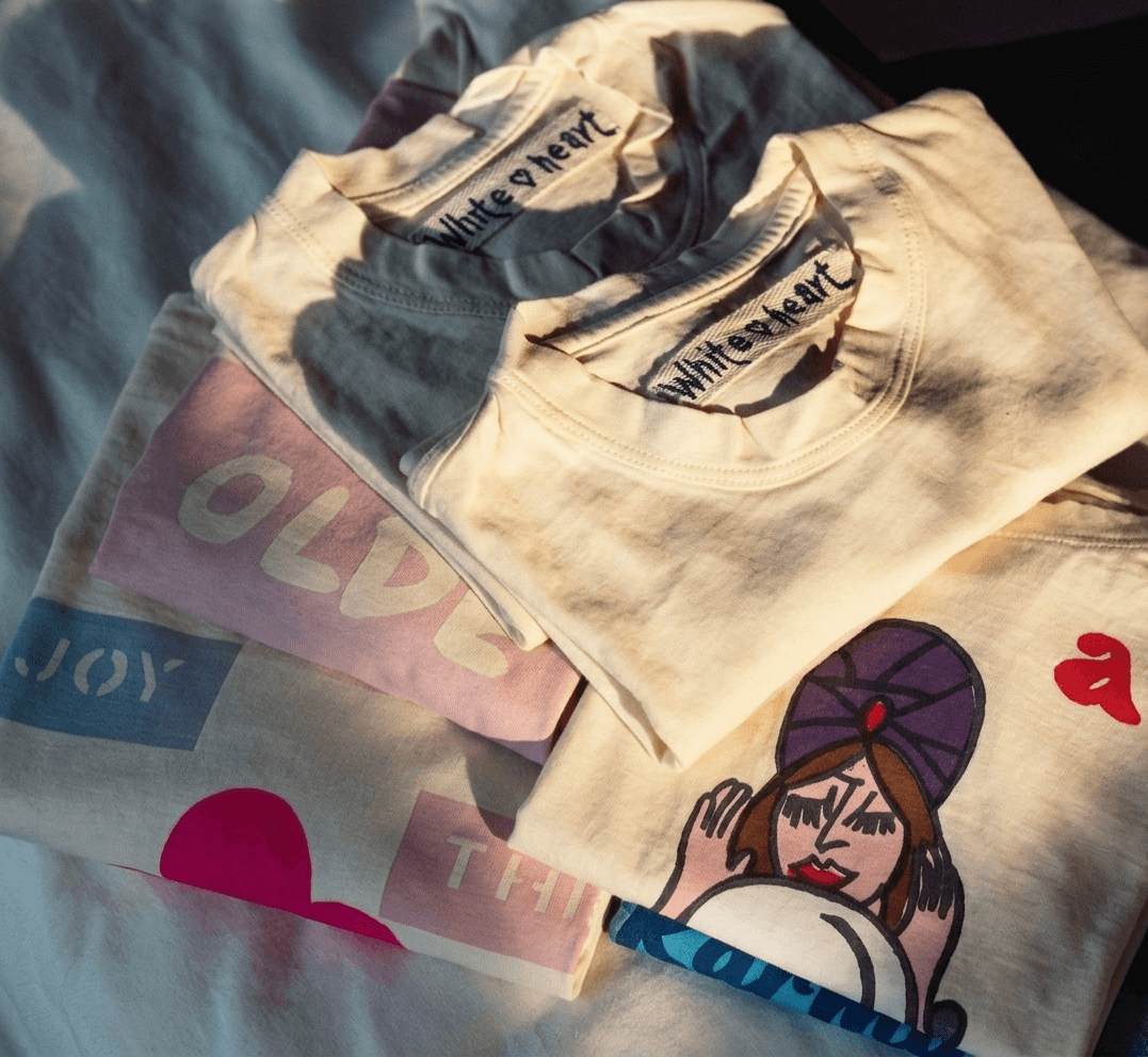 Playeras White Heart dobladas
