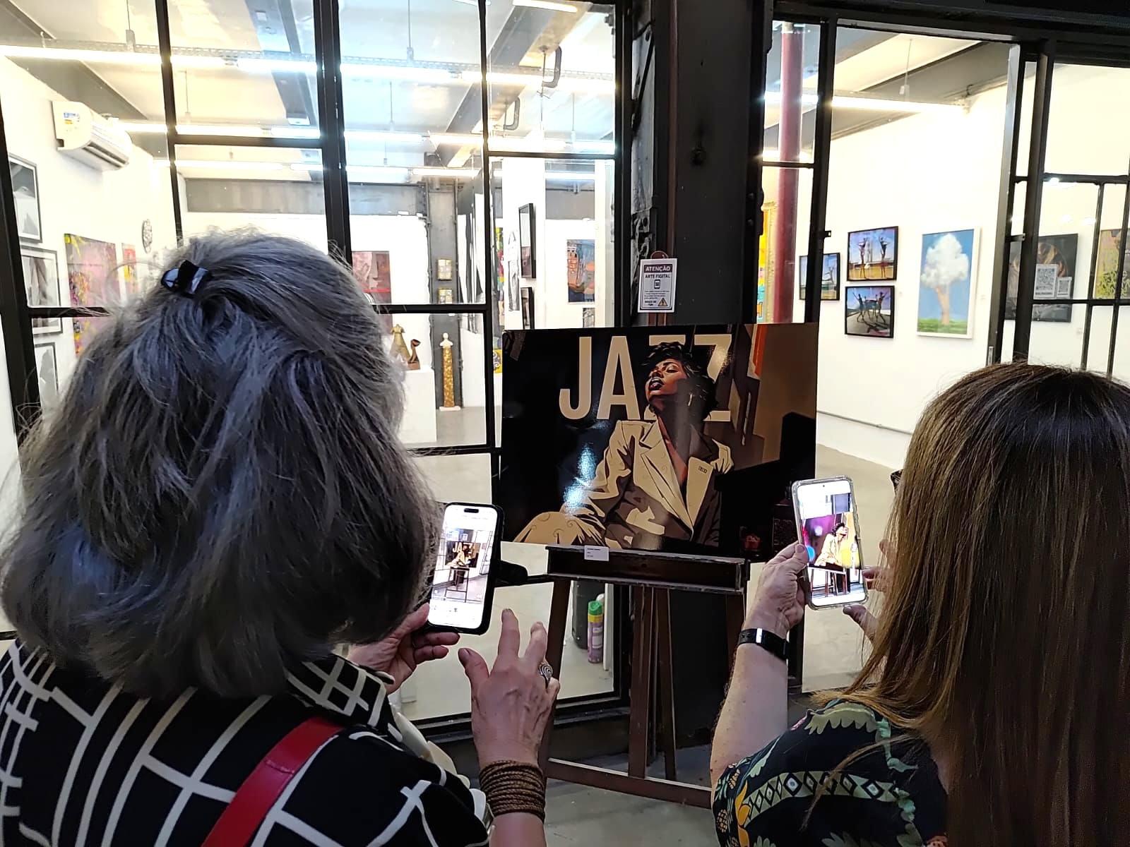 Gallery presentation of a Patrick Osinski phygital artwork designed for visual impact and discovery