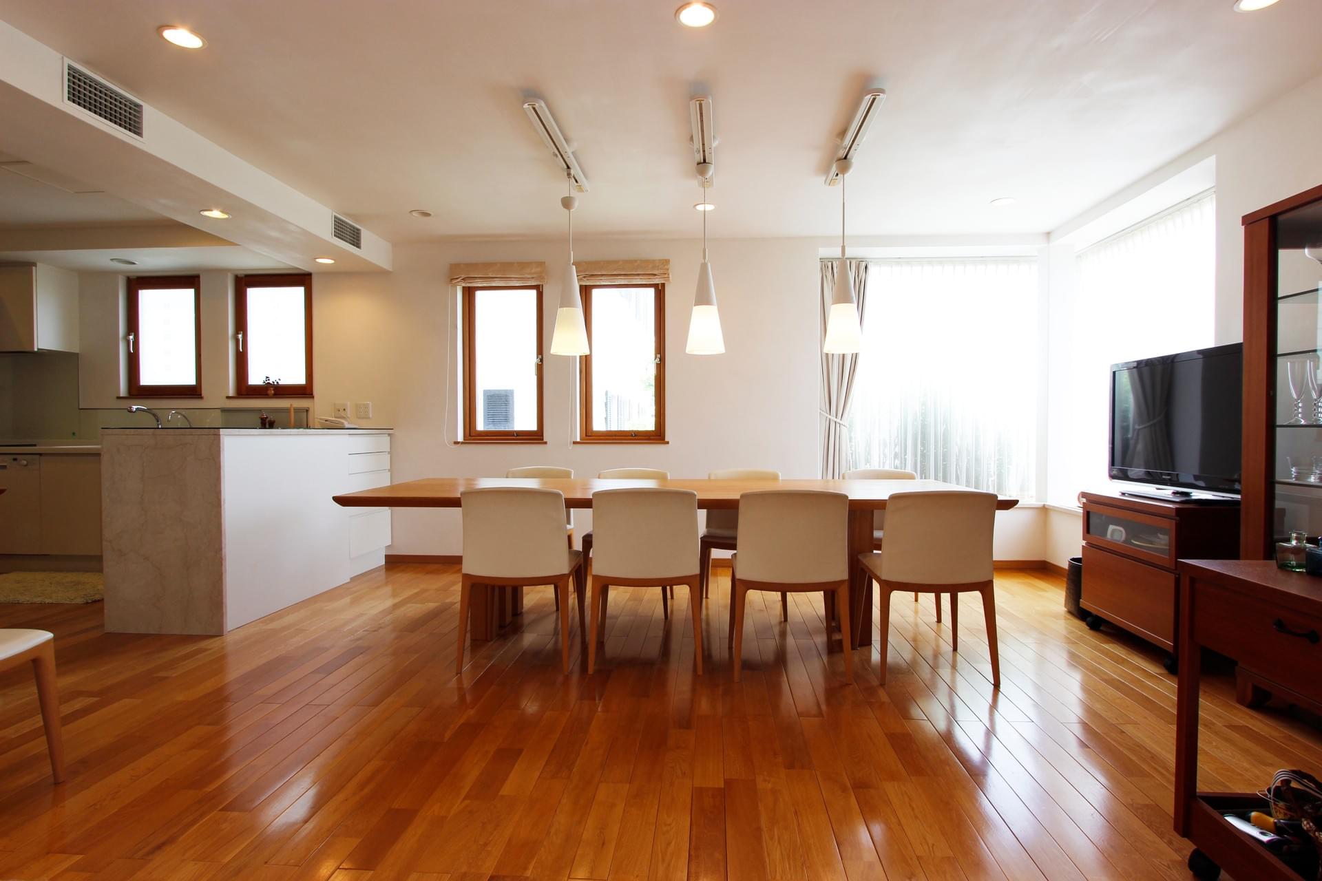 VILLA.N オープンキッチンと木製ダイニングテーブル