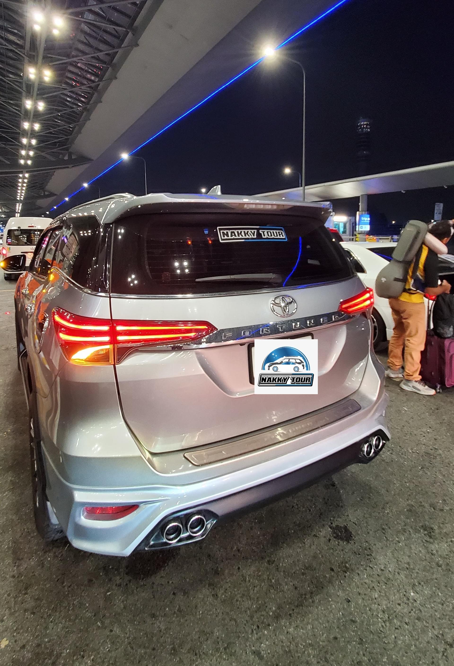 Nakky Tour Toyota Fortuner SUV 黑鑽版車尾與官方標籤