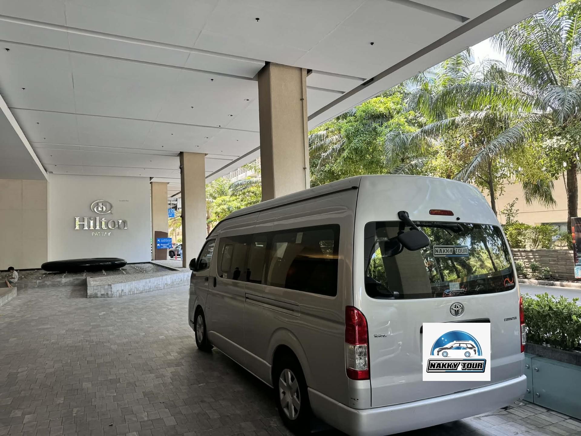 Nakky Tour 專屬車隊曼谷機場並排等候接機