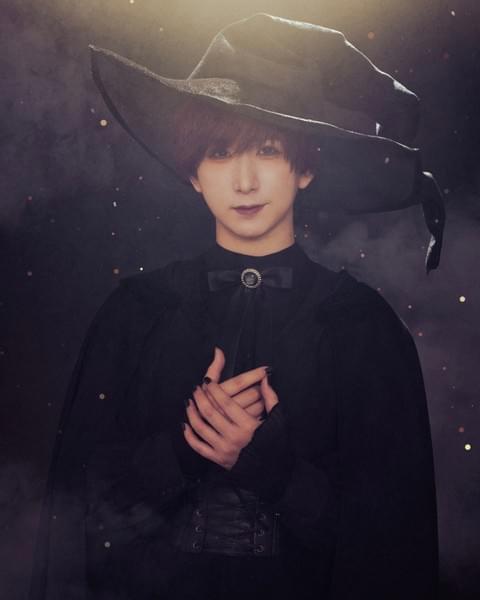 森に住む怪しい魔法使い。商人の傍ら、金貸しをやっている。