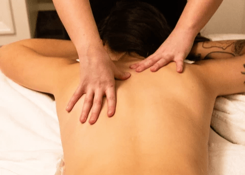 vrouw die lomi lomi massage krijgt