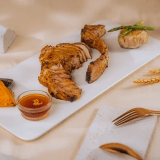 沉醉於高雄包廂餐廳的美食饗宴！我們為您呈獻口感豐富、色香味俱全的精緻佳餚，融合當地風味與創意料理，讓您的味蕾沸騰。每一道菜品都是用心製作，讓您在舒適包廂中，享受一場獨特的美食之旅。品嚐每一口，都是對味覺的無限嘉許，讓我們共同創造美味與回憶！