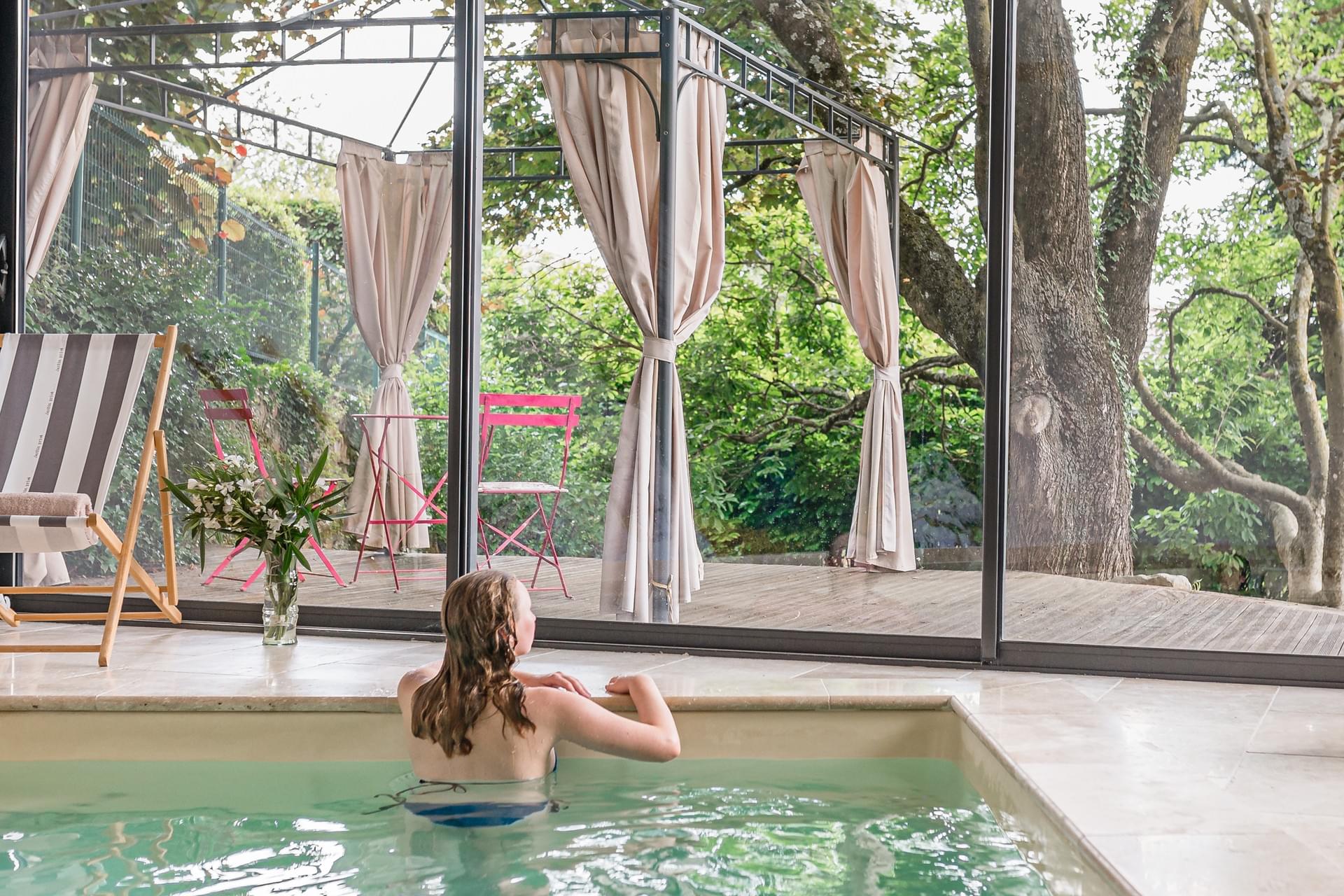 Spa de nage privatif de la Villa Elisa M à Aubenas, ouvert sur le jardin