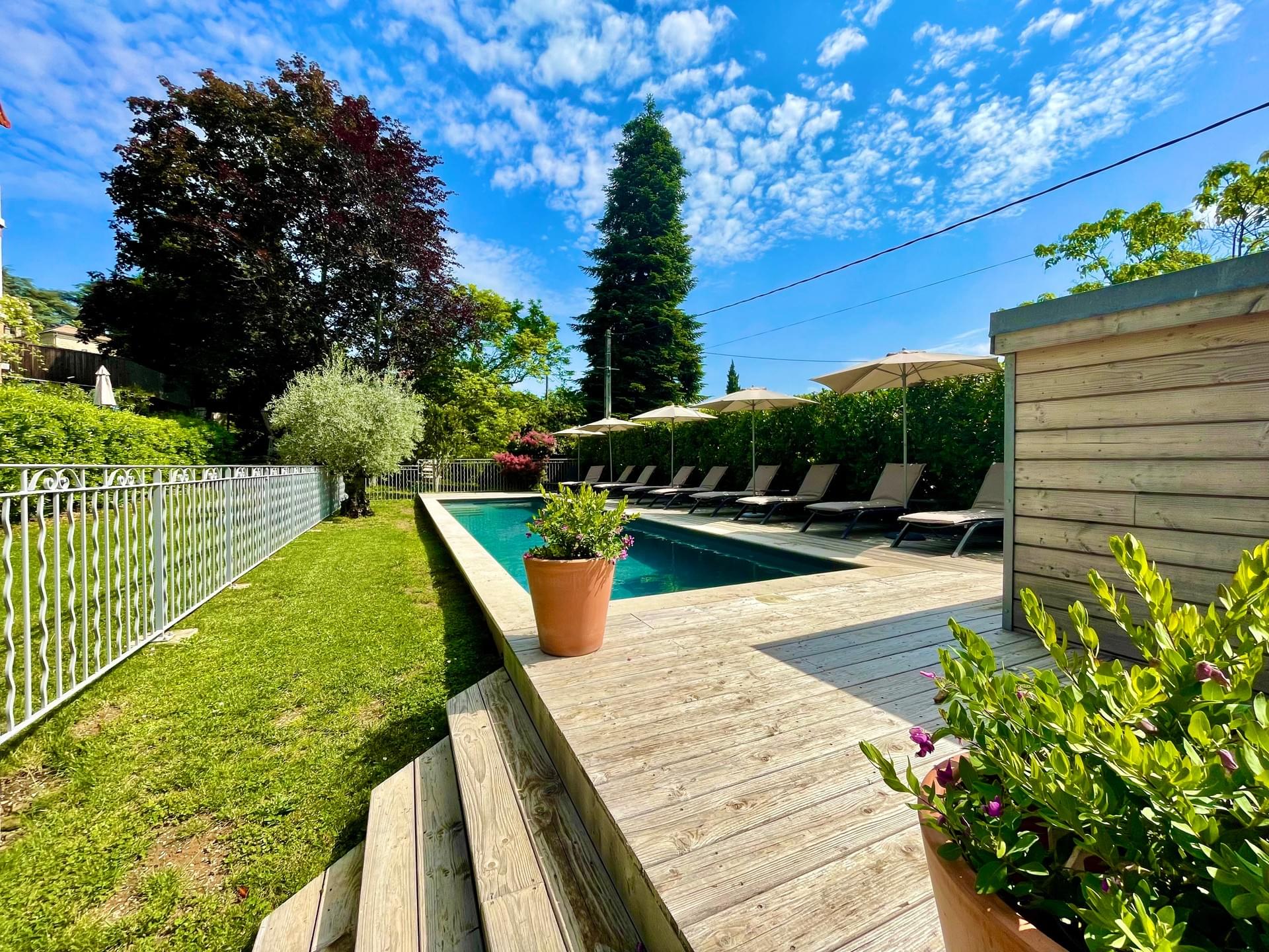 Piscine extérieure chauffée de la Villa Elisa M dans le jardin, transats et parasols