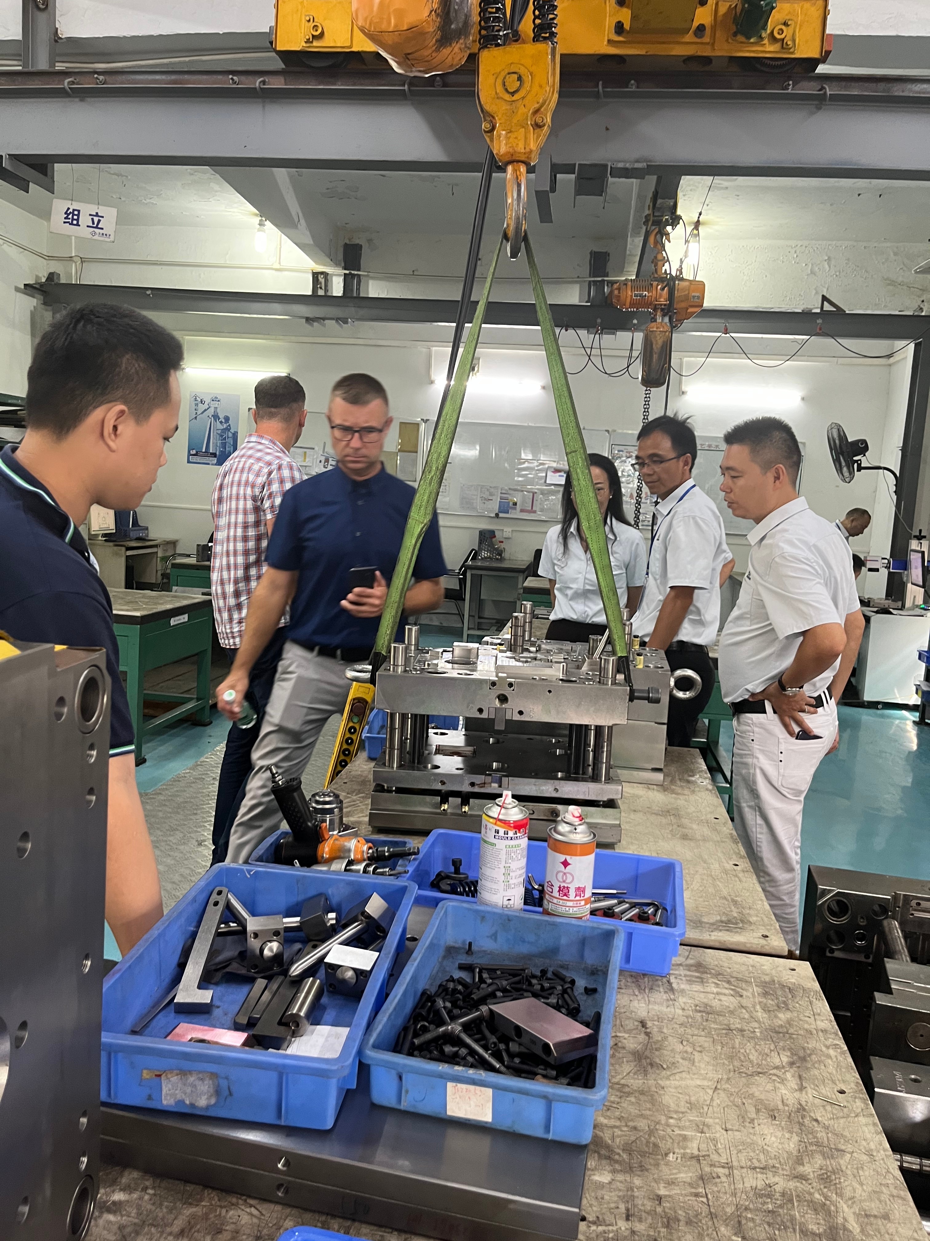 Plastic automotive components manufacturing process Plastic automotive components manufacturing process