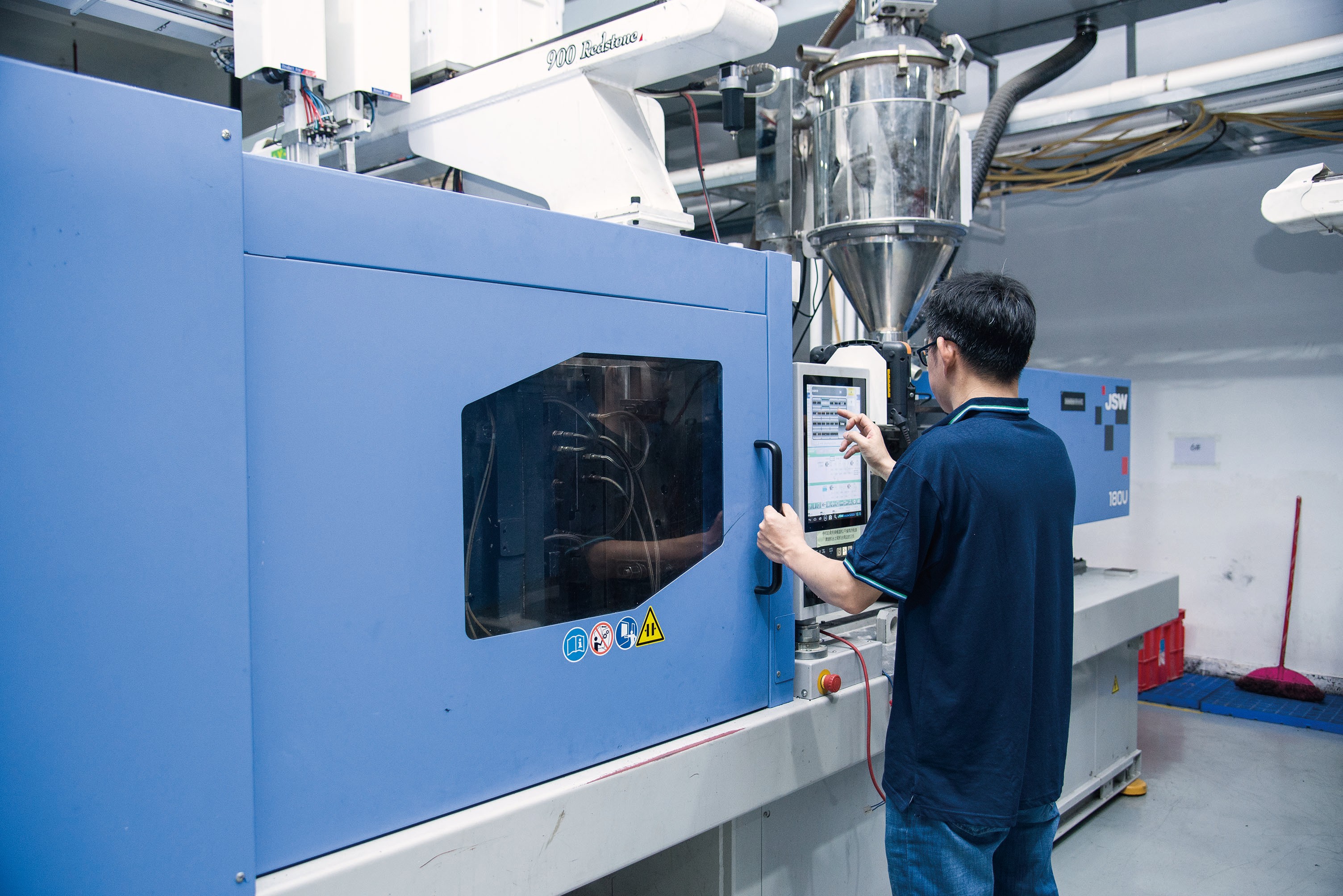 Low volume injection molding equipment at Baoyuan's facility Low volume injection molding equipment at Baoyuan's facility