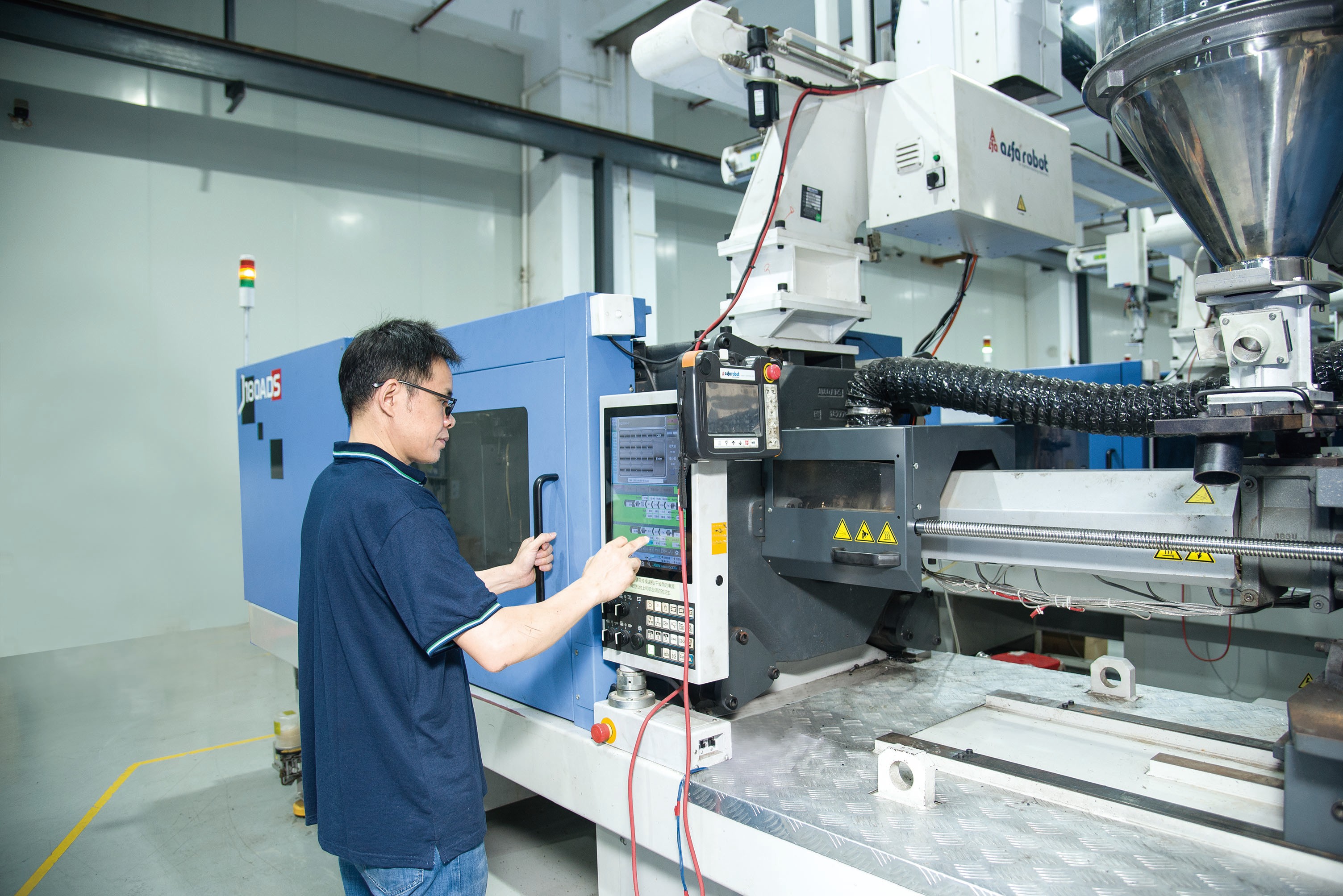 Advanced manufacturing facility showcasing innovative injection molders technology Advanced manufacturing facility showcasing innovative injection molders technology