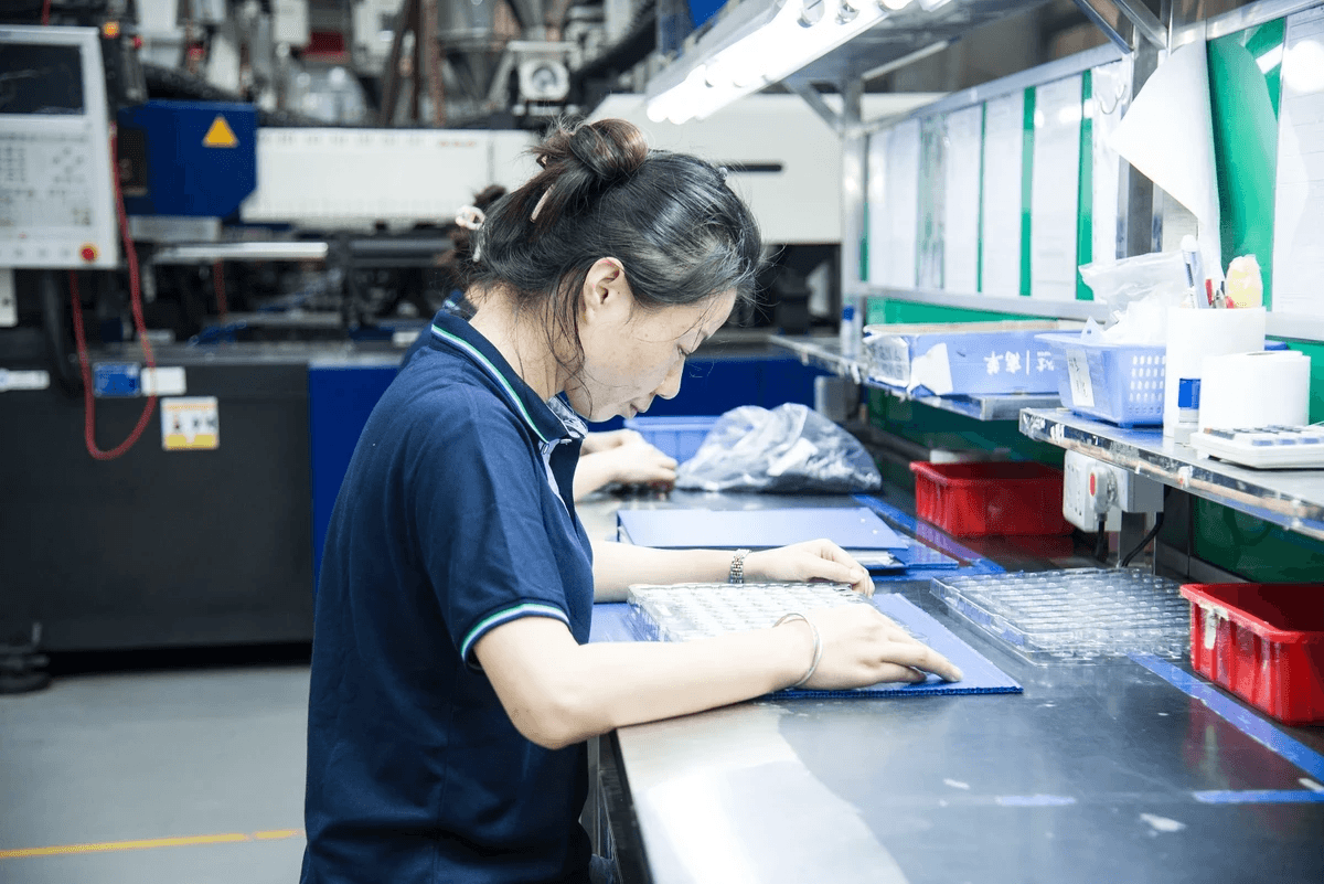 Understanding how production volume impacts plastic molding price. Understanding how production volume impacts plastic molding price.
