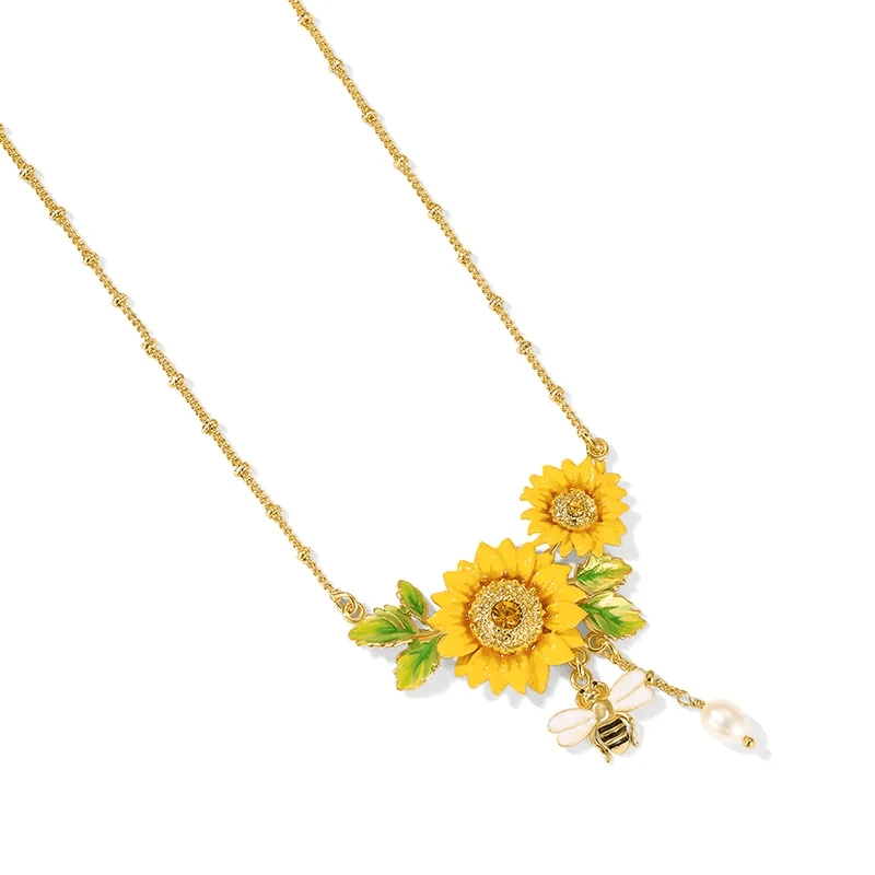 Beautiful sunflower necklace showcasing exquisite craftsmanship. Beautiful sunflower necklace showcasing exquisite craftsmanship.