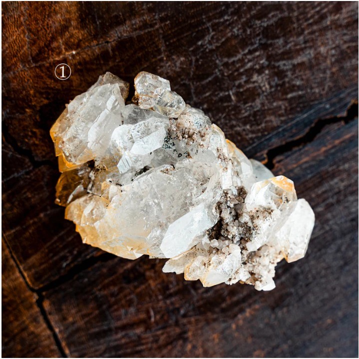 Explore crystal quartz properties through creative arrangements. Explore crystal quartz properties through creative arrangements.