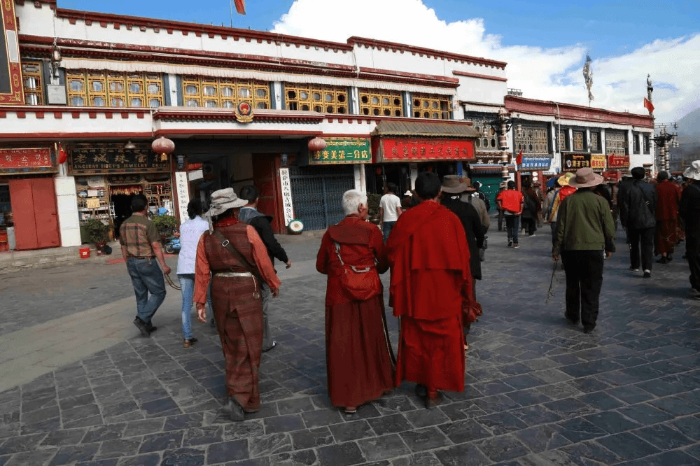 Exploring things to do in lhasa with local monks