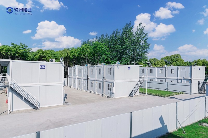 Fireproof storage modular containers in an industrial environment.