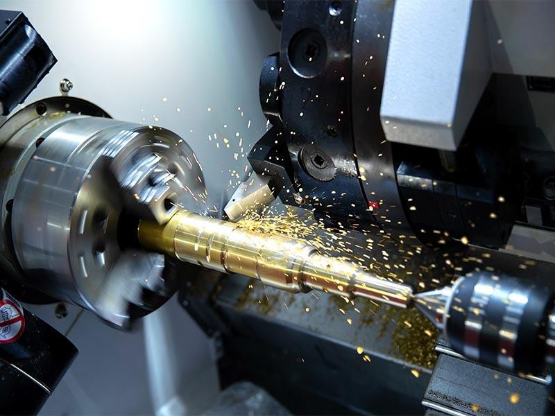 High-precision machining spindle drilling engine components in the automotive industry. High-precision machining spindle drilling engine components in the automotive industry.