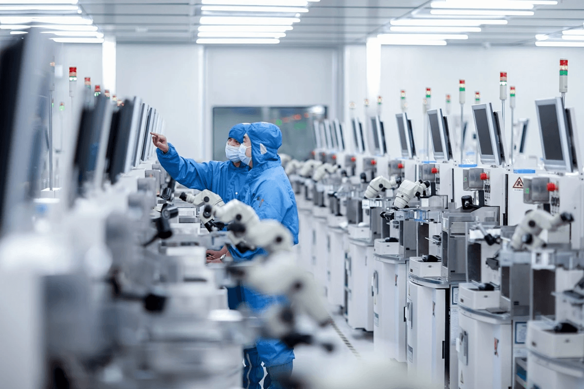 Efficient assembly line using advanced pick and place technology Efficient assembly line using advanced pick and place technology