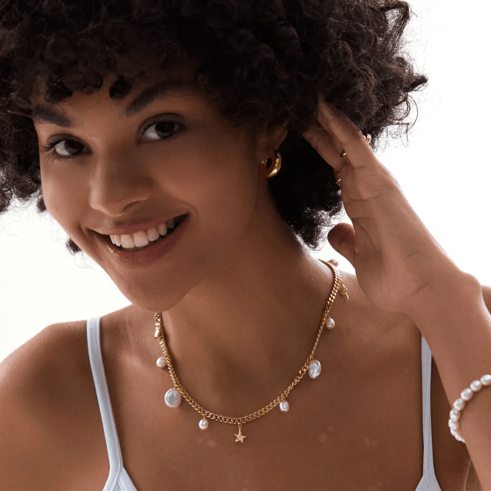 A woman wearing an elegant pearl necklace representing what does a pearl necklace mean A woman wearing an elegant pearl necklace representing what does a pearl necklace mean