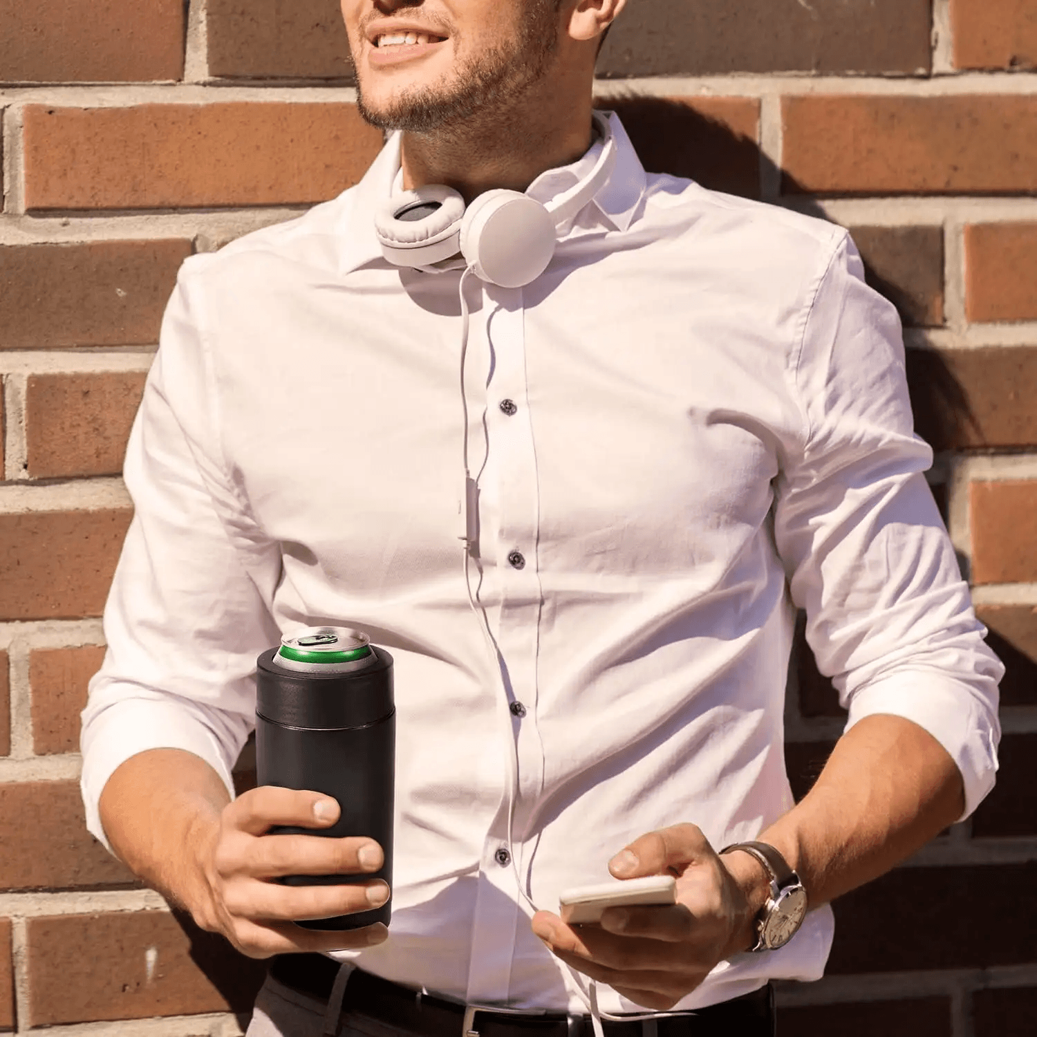 Comfortable elderly person holding lightweight cup for elderly Comfortable elderly person holding lightweight cup for elderly